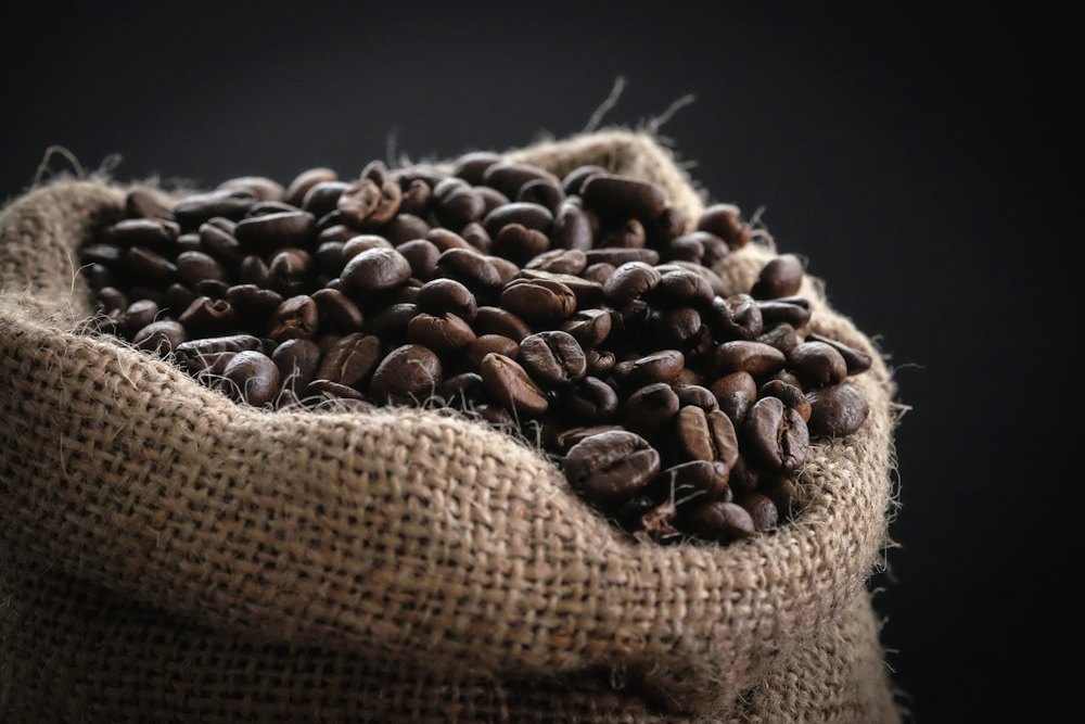 Kaffe i hele bønner fra et lokalt ristet mærke