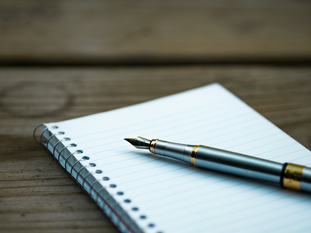 Notesbog og pen af god kvalitet